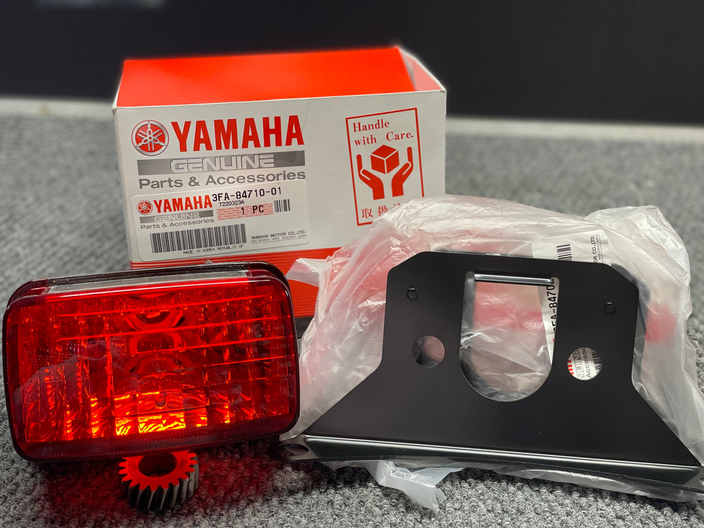 YAMAHA OEM TAILLIGHT | 3FA-84710-01-00 with bracket.